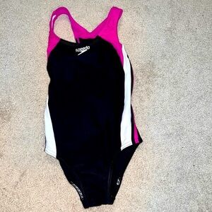 QUALITY Girl’s Speedo fuchsia, black and white one-piece bathing suit 🩱